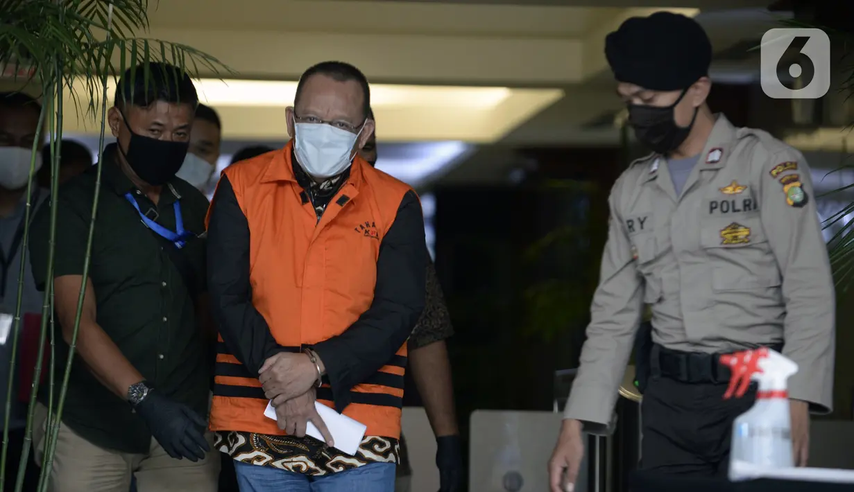 Mantan Sekretaris MA Nurhadi (tengah) memakai rompi tahanan usai ditangkap KPK di Gedung KPK, Jakarta, Selasa (2/6/2020). Nurhadi beserta menantunya menjadi DPO sejak pertengahan Februari 2020. (merdeka.com/Dwi Narwoko)
