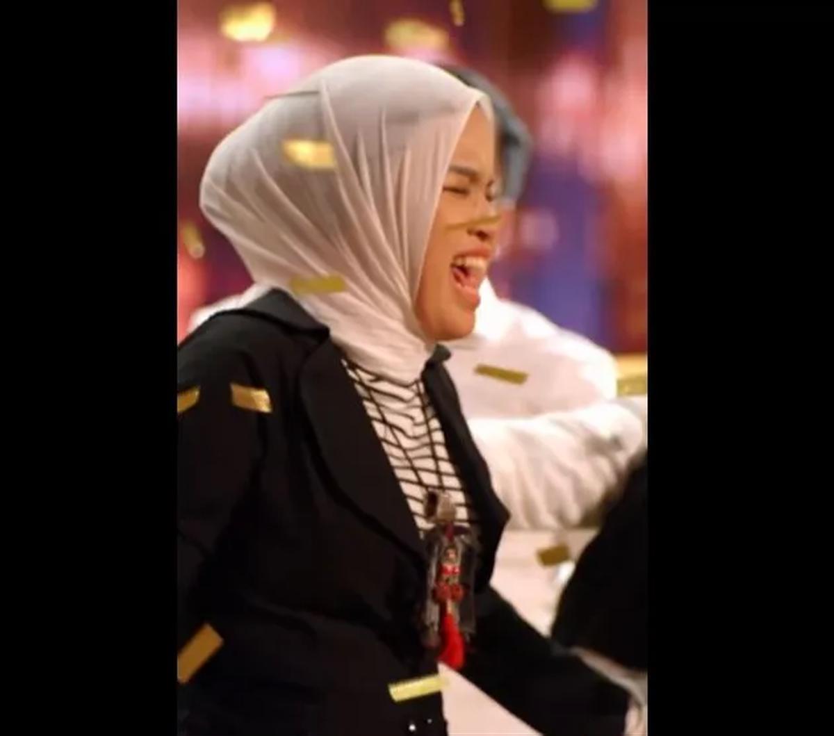 Perlu diketahui, Golden Buzzer adalah bel emas, yang mana tombol bel yang diberikan oleh para juri itu adalah mereka yang patut lolos langsung menuju babak pertunjukan langsung.