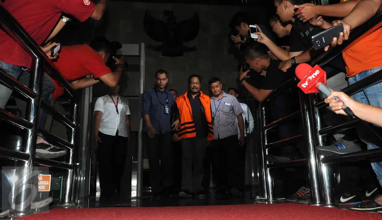Budi Supriyanto keluar dari Gedung KPK usai menjalani pemeriksaan, Jakarta, Selasa (15/3/2016). Politisi Partai Golkar tersebut resmi ditahan karena terbukti menerima  305 ribu dolar Singapura dalam proyek di Kementerian PUPR. (Liputan6.com/Helmi Afandi)