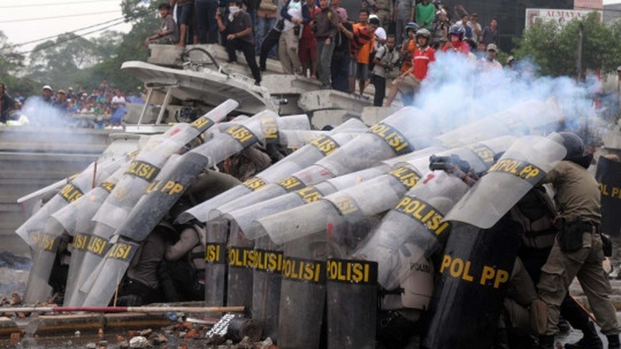 Amukan ratusan warga Kampung Pulo lawan Satpol PP dan polisi