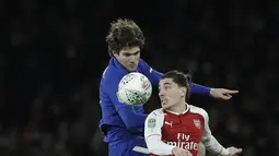 Duel pemain Chelsea, Marcos Alonso (kiri) dan pemain Arsenal, Hector Bellerin pada laga semifinal Piala Liga Inggirs di Emirates stadium, London, (24/1/2018). Arsenal menang 2-1. (AP/Matt Dunham)