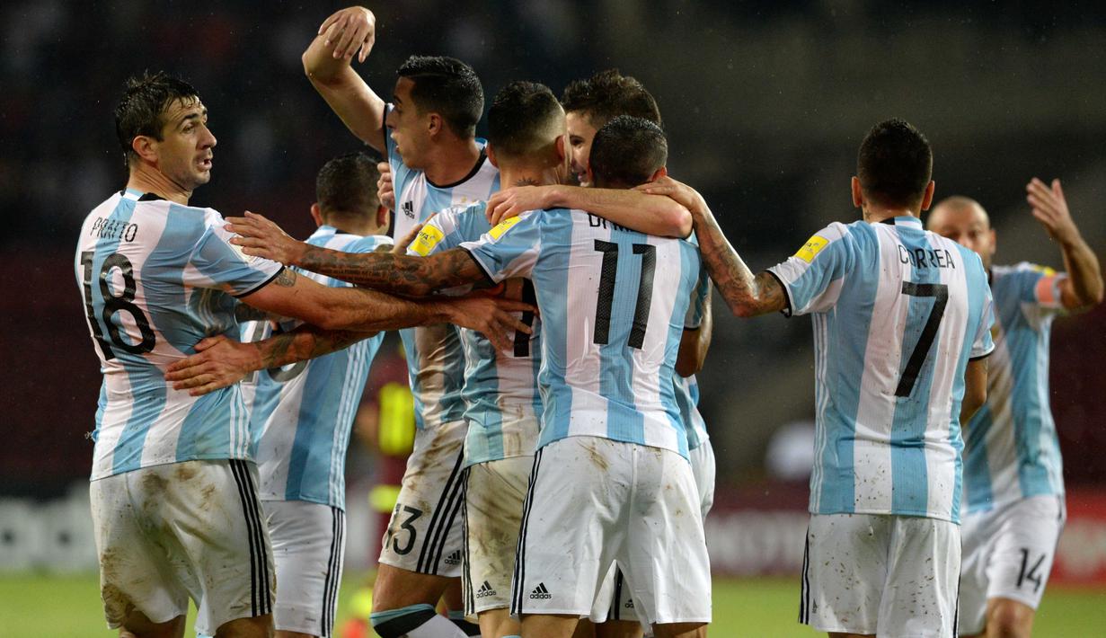 Para pemain Argentina merayakan gol saat melawan Venezuela pada kualifikasi Piala Dunia 2018 zona Conmebol di Merida, Venezuela, (7/9/2016) WIB. (AFP/Federico Parra)