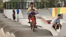 Anak- anak bermain sepeda di RTH RPTRA Kalijodo, Jakarta, Kamis (31/8). Bappeda menghapus anggaran pengadaan lahan RPTRA dalam KUPA-PPAS APBD 2017. (Liputan6.com/Helmi Fithriansyah)