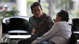 Kajati Sumatera Barat, Widodo Supriadi berbincang saat menunggu pemeriksaan penyidik KPK, Jakarta, Rabu (2/11). Widodo dimintai keterangan berkaitan kasus suap perkara penjualan gula tanpa SNI di Pengadilan Negeri Padang. (Liputan6.com/Johan Tallo)