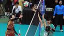 Pebola voli TNI AU, Indah Diah (kiri) memukul bola yang berusaha dihalau oleh pebola voli TNI AL dalam pertandingan Final Four Livoli Divisi Utama di GOR Jayabaya, Kota Kediri, Jawa Timur, Rabu (6/12/2023). (Dok. PBVSI)