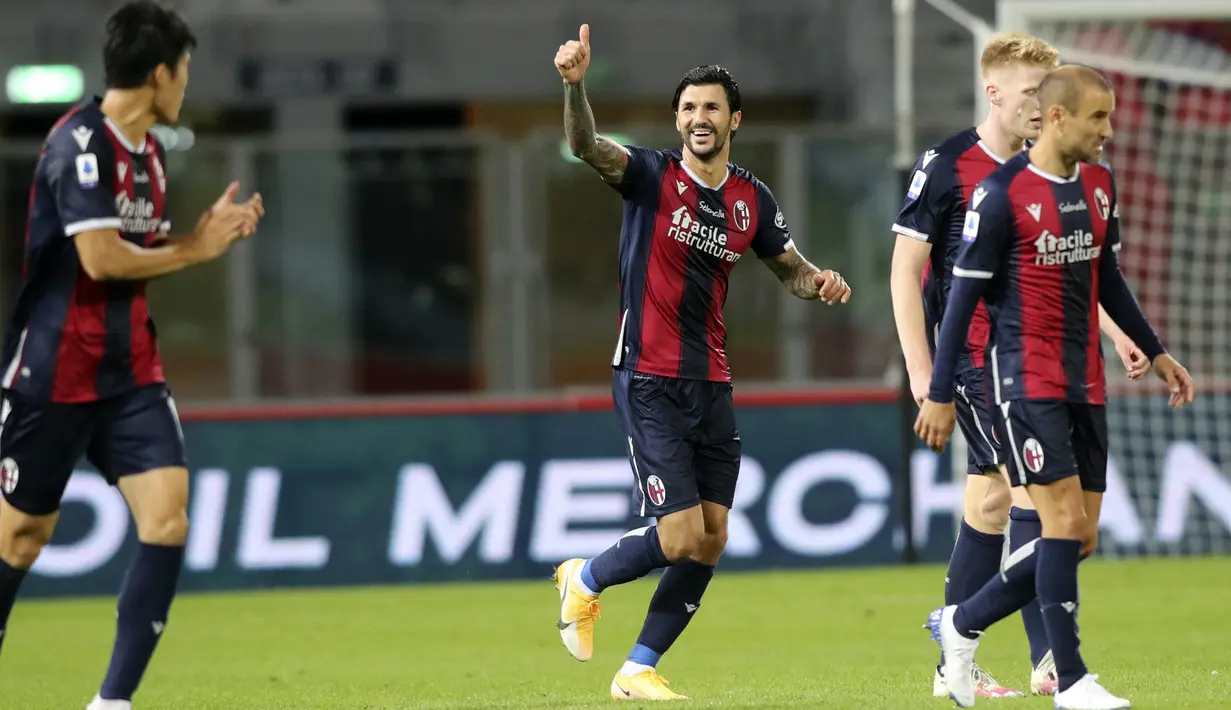 Gelandang Bologna, Roberto Soriano, merayakan gol yang dicetaknya ke gawang Parma pada laga lanjutan Liga Italia di di Stadion Renato Dell'Ara, Selasa (29/9/2020) dini hari WIB. Bolongna menang 4-1 atas Parma. (Filippo Rubin/LaPresse via AP)