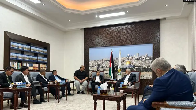 Pertemuan antara mantan Wakil Presiden Indonesia Jusuf Kalla dengan Ismail Haniyeh, di Doha, Jumat (12/7). (Courtesy/Jusuf Kalla)