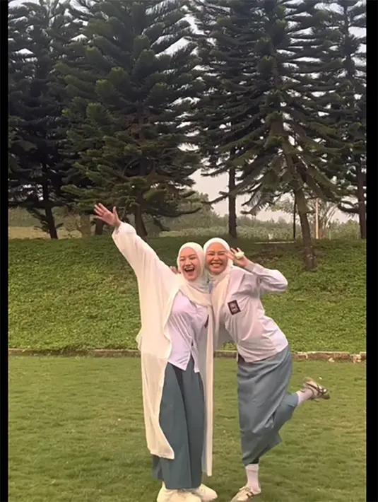 Ulang tahun dengan mengenakan seragam SMA tersebut sekaligus bernostalgia masa-masa indah remaja. Dalam acara tersebut juga diisi dengan membuat keseruan tali tas. [Instagram/adindaamiraa]