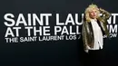 Penyanyi Lady Gaga saat berpose saat menghadiri fashion show koleksi Saint Laurent di Hollywood Palladium, California, (10/2).  Dengan mengenakan kemeja putih ditambah dengan jaket berwarna gold membuatnya tampak macho. (REUTERS / Mario Anzuoni)