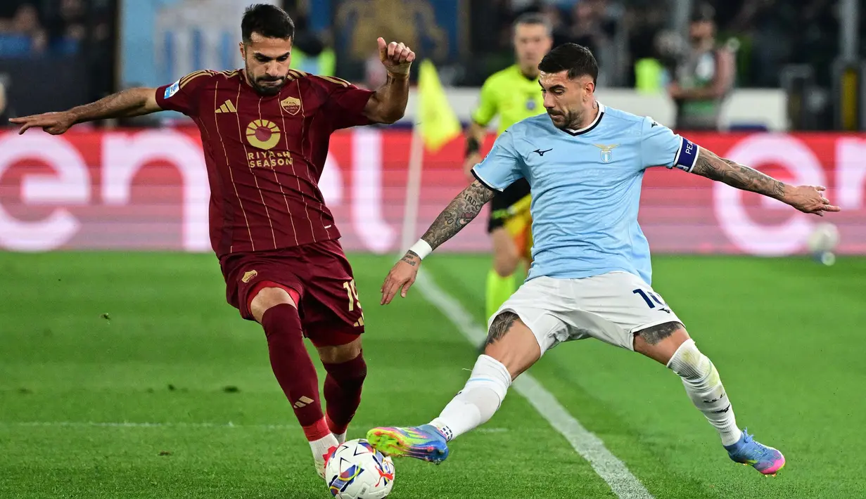 Kedua tim saling serang dan menciptakan banyak peluang. Hingga babak pertama usai, Lazio dan AS Roma bermain imbang tanpa gol. (Tiziana FABI/AFP)