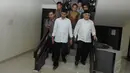 Jokowi yang mengenakan kemeja putih lengan panjang berpeci hitam tiba di kantor PP Muhammadiyah pukul 11.45 WIB. (Liputan6.com/Herman Zakharia)