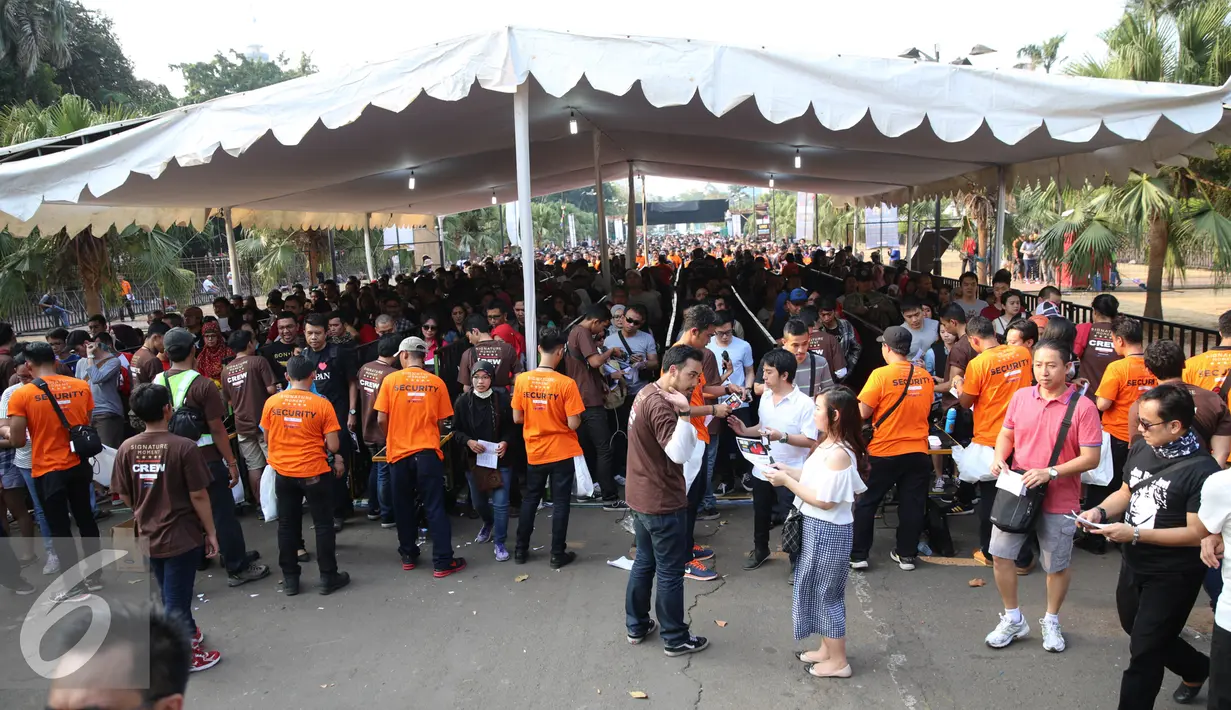 Ribuan penggemar Bon Jovi berbondong-bondong memasuki area Stadion Utama Gelora Bung Karno (SUGBK), untuk menyaksikan konser Bon Jovi, Jakarta, Jumat (11/9/2015). (Liputan6.com/Faizal Fanani)