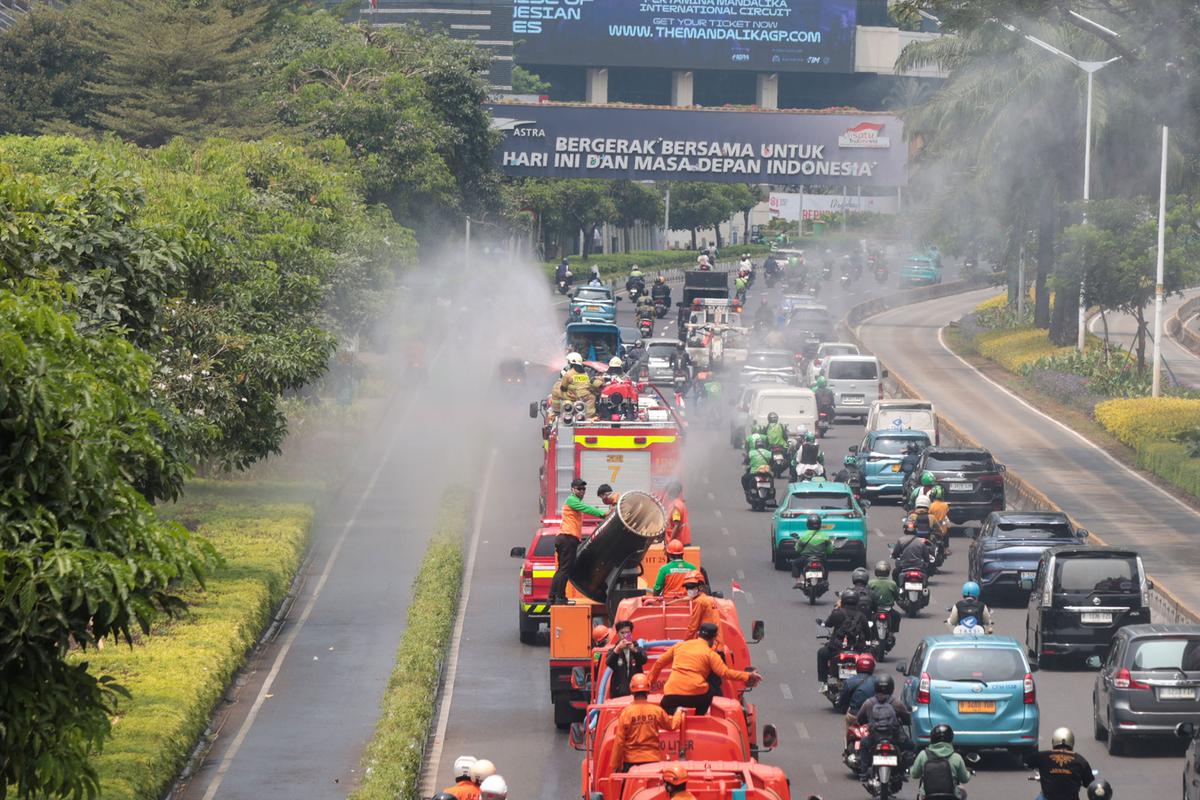 Petugas Semprot Jalanan Terdampak Abu Vulkanik