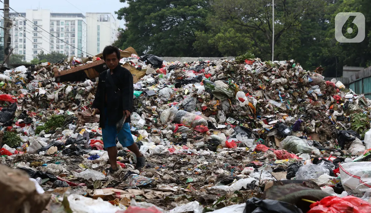 Pemulung memilah sampah di Tempat Pembuangan Sementara Kalibata, Jakarta, Jumat (10/4/2020). Kadis Lingkungan Hidup DKI Jakarta, Andono Warih mengatakan terjadi penurunan tonase sampah rata-rata 620 ton per hari selama penerapan WFH akibat pandemi Covid-19. (Liputan6.com/Helmi Fithriansyah)