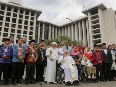 Pemimpin Takhta Suci Vatikan Paus Fransiskus (tengah depan) berfoto bersama dengan Imam Besar Masjid Istiqlal Nasaruddin Umar dan tamu undangan lainnya di Masjid Istiqlal, Jakarta, Kamis (5/9/2024). (Liputan6.com/Herman Zakharia)