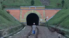 Warga melintas di rel sekitar terowongan Sasaksaat, Bandung Barat, Jawa Barat, Selasa (5/7). Terowongan yang memiliki panjang sekitar 949 meter tersebut menjadi terowongan kereta terpanjang di Indonesia yang masih aktif. (Liputan6.com/Immanuel Antonius)