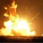 Roket AS, Antares meledak sesaat setelah lepas landas. Sejauh ini penyebab ledakan roket itu belum diketahui.