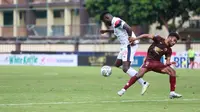 Pemain PSM Makassar, Yance Sayuri (kanan) berebut bola dengan pemain Arema FC, Abel Camara pada laga BRI Liga 1 2022/2023 di Stadion PTIK, Jakarta, Sabtu (4/2/2023). PSM Makassar menang dengan skor 1-0. (Bola.com/M Iqbal Ichsan)