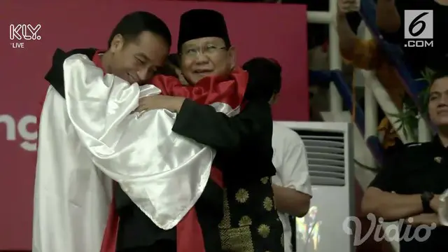 Jokowi dan Prabowo bersatu dalam pelukan atlet Pencak Silat Hanifan Yudani Kusamah saat menyaksikan final pencak silat Asian Games 2018.