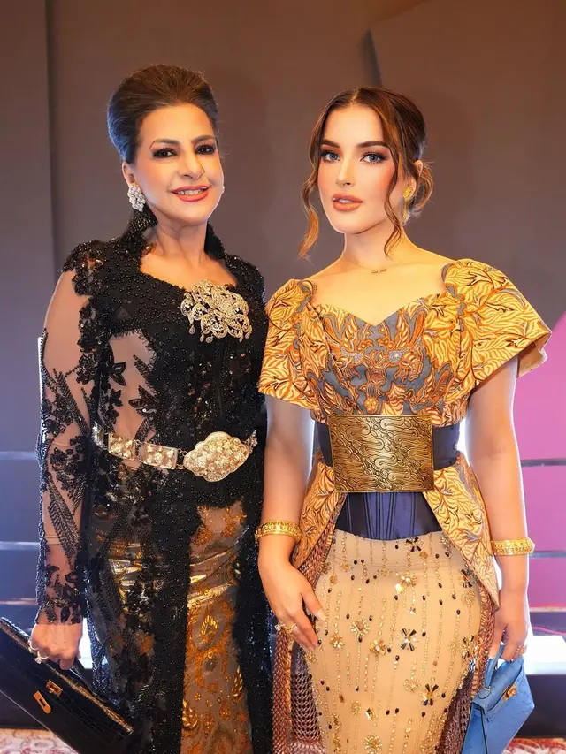 Tasya Farasya dan ibundanya kenakan kebaya. [@tasyafarasya]
