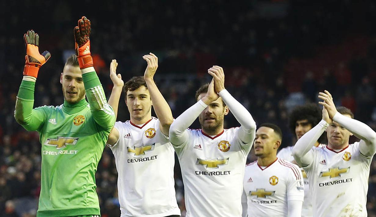 Para pemain MU menyapa fans usai sukses menaklukan Liverpool pada laga Liga Premier Inggris di Stadion Anfield. Kini Setan Merah berjarak tujuh poin dengan pimpinan klasemen, Arsenal. (Reuters/Carl Recine)