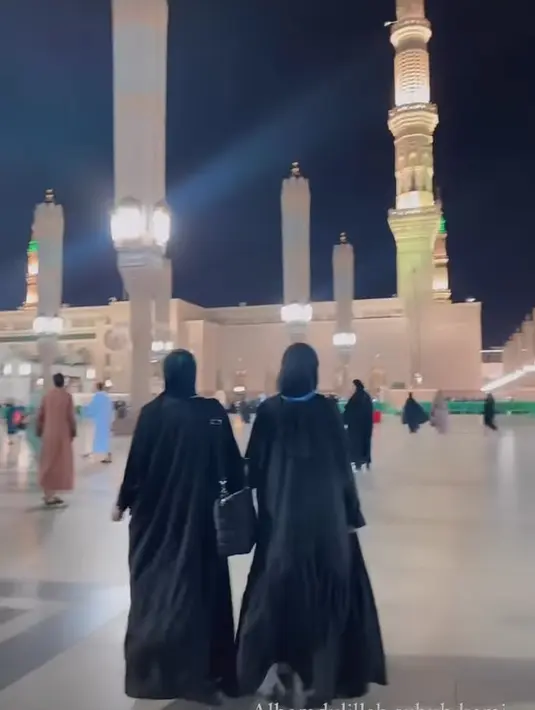 Sesampainya di Madinah, mereka pun menjalani salat subuh di Masjid Nabawi. Amora pun nampak selalu berada di dekat Kris Dayanti. [Foto: Instagram/krisdayantilemos]