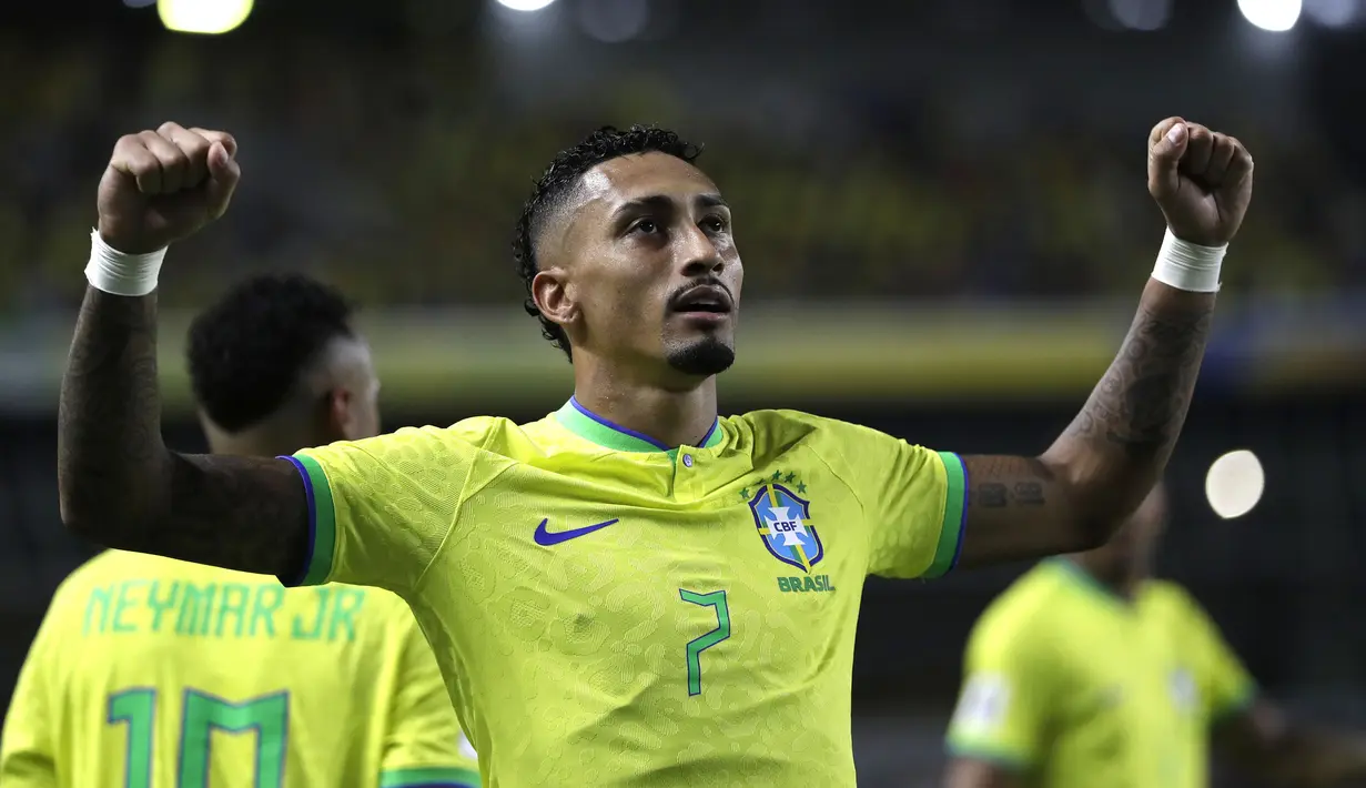 Striker Timnas Brasil, Raphinha merayakan gol kedua timnya yang dicetak ke gawang Bolivia pada laga Kualifikasi Piala Dunia 2026 zona Conmebol di Mangueirao Stadium, Belem, Brasil, Sabtu (9/9/2023) pagi WIB. (AP Photo/Bruna Prado)