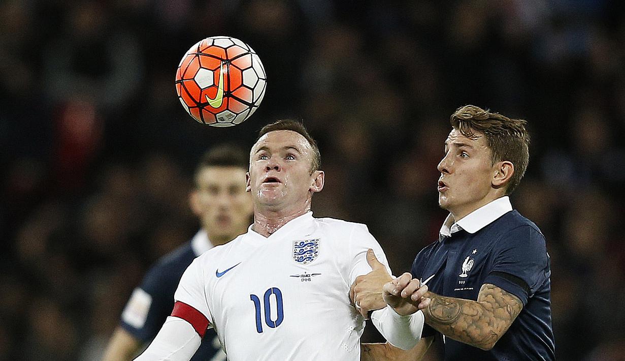 Pemain Inggris Wayne Rooney (kiri)  berebut bola dengan pemain Prancis Lucas Digne Pada laga Persahabatan di Stadion Wembley, London, Rabu(18/11/2015) dini hari WIB. (AFP Photo/Adrian Dennis)