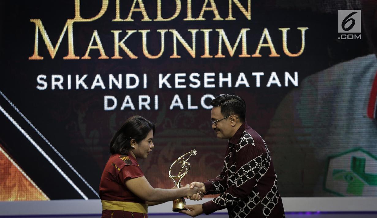Plt Gubernur DKI Jakarta Djarot Saiful Hidayat (kanan) memberikan penghargaan kepada Diandian Makunimau hadir dalam Liputan 6 Award 2017 di SCTV Tower, Jakarta, Sabtu (20/5). (Liputan6.com/Faizal Fanani)