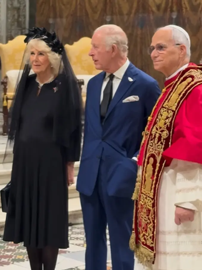 Ikuti Protokol, Ratu Camilla Temui Paus Leo XIV di Vatikan dalam Balutan Gaun Hitam dan Bros Rp881 Jutaan