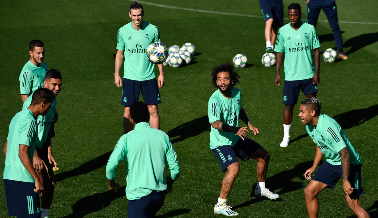 Penyerang Real Madrid Gareth Bale bersama rekan-rekannya berlatih di kompleks latihan Valdebebas, Madrid, Spanyol, Senin (30/9/2019). Real Madrid bersiap jelang menjamu Club Brugge dalam laga Liga Champions. (PIERRE-PHILIPPE MARCOU/AFP)