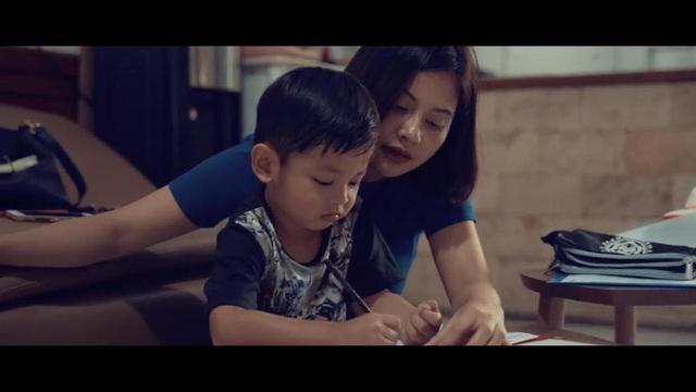 Jadi Single Mom, Ini 6 Potret Tiwi Eks T2 dan Anaknya