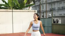 Di usia 35 tahun, Kirana Larasati terbilang sukses menjaga bentuk tubuhnya tetap ideal. (FOTO: instagram.com/kiranalarasati/)