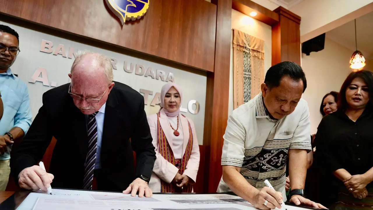 Menteri Dalam Negeri (Mendagri) Muhammad Tito Karnavian menerima penyerahan berkas dokumentasi sejarah rute penerbangan Eropa-Australia tersebut langsung dari Wali Kota Darwin, Australia, Peter Styles. (Istimewa)