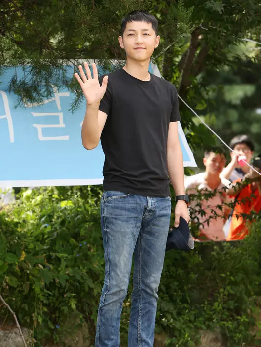 Aktor tampan yang terkenal dengan kesopan santunannya itu juga mengunggah sebuah foto, dimana dirinya sedang bergaya di depan truk kopinya tersebut. (AFP/Bintang.com)