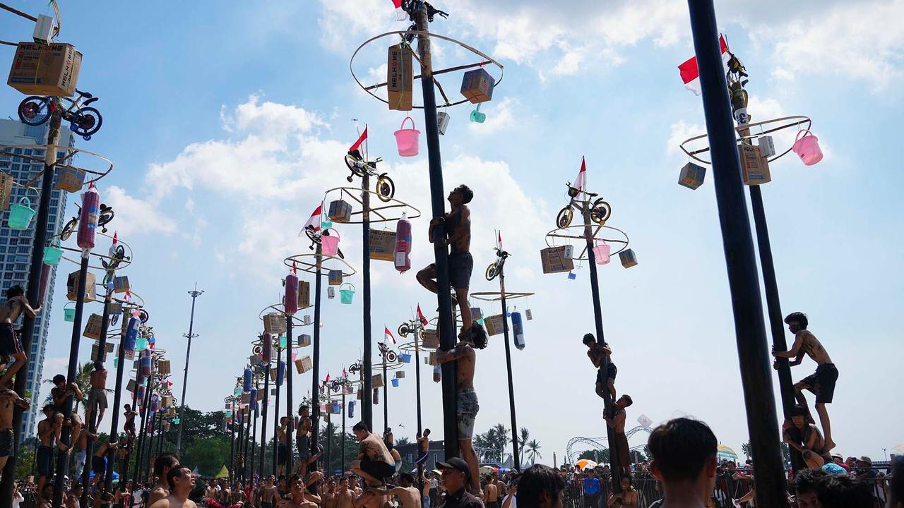 FOTO: Serunya Panjat Pinang di Ancol, 400 Peserta Rebut Hadiah Kemerdekaan