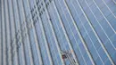 Tangga dinas pemadam kebakaran Korea Selatan berusaha mendekati pemanjat gedung, Alain Robert di Menara Lotte World, Seoul (6/6). Alain Robert dicegat dan diamankan petugas saat berusaha menaklukan Menara Lotte World. (AFP/Ed Jones)