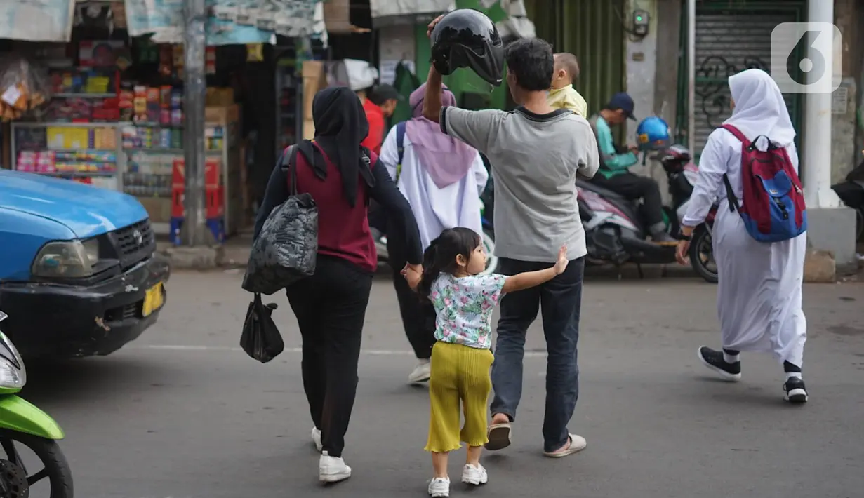 Pejalan kaki menyeberangi jalan di depan Stasiun Lenteng Agung, Jakarta, Senin (4/11/2019). Meski telah tersedia JPO, sebagian pejalan kaki lebih memilih untuk menyeberang sembarangan sehingga mengganggu arus lalu lintas serta berpotensi menimbulkan kecelakaan. (Liputan6.com/Immanuel Antonius)
