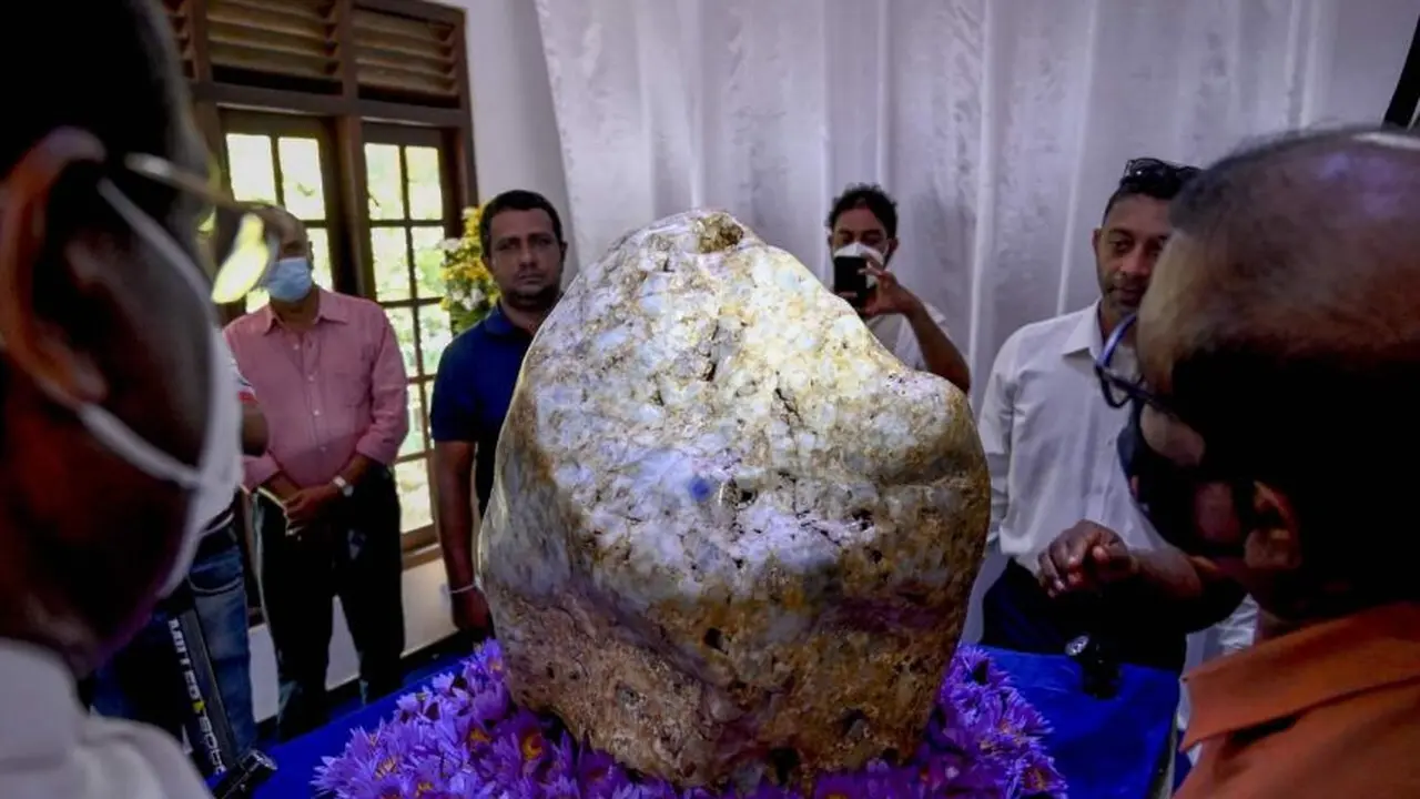 Batu Safir dipajang di rumah salah satu pemilik permata di Horana, 65 km selatan Kolombo. (AFP)