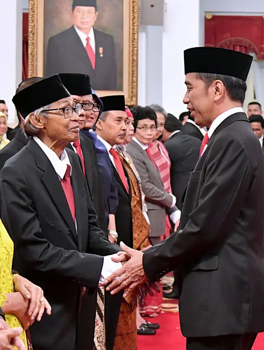 Presiden Joko Widodo (kanan) menyalami Artidjo Alkostar usai pelantikan Dewan Pengawas KPK di Istana Negara, Jakarta, Jumat (20/12/2019). Upacara pelantikan Dewan Pengawas KPK dipimpin langsung Presiden Joko Widodo. (Foto: Biro Pers Setpres)