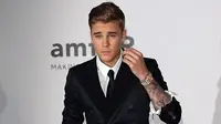 Justin Bieber Merampas Telepon Genggam Seorang Wanita?