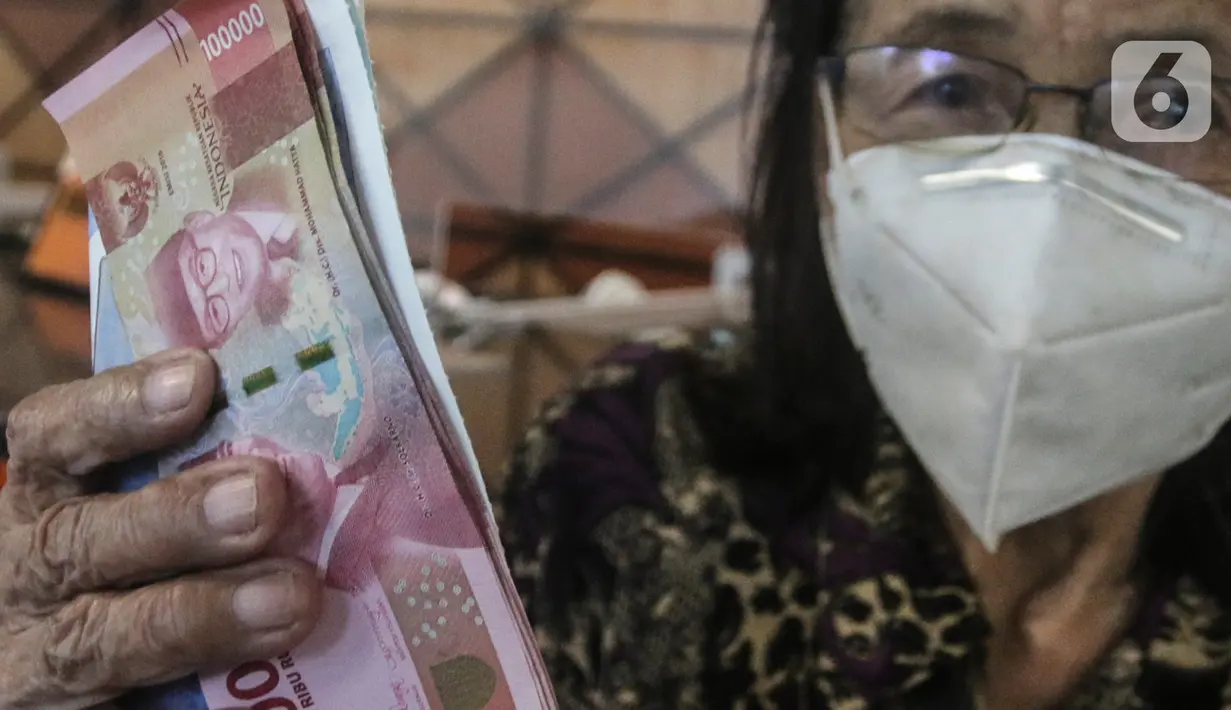 Seorang warga penerima bantuan langsung tunai (BLT) memperlihatkan uang sebesar Rp600 ribu yang baru diterimanya, terkait kenaikan harga BBM di Kantor Pos Pasar Baru, Jakarta, Rabu (7/9/2022). Kementerian Sosial (Kemensos) mulai menyalurkan bantuan langsung tunai (BLT) kenaikan harga BBM kepada 20,65 juta orang melalui PT Pos (Persero) dengan total dana Rp12,4 triliun. (Liputan6.com/Johan Tallo)