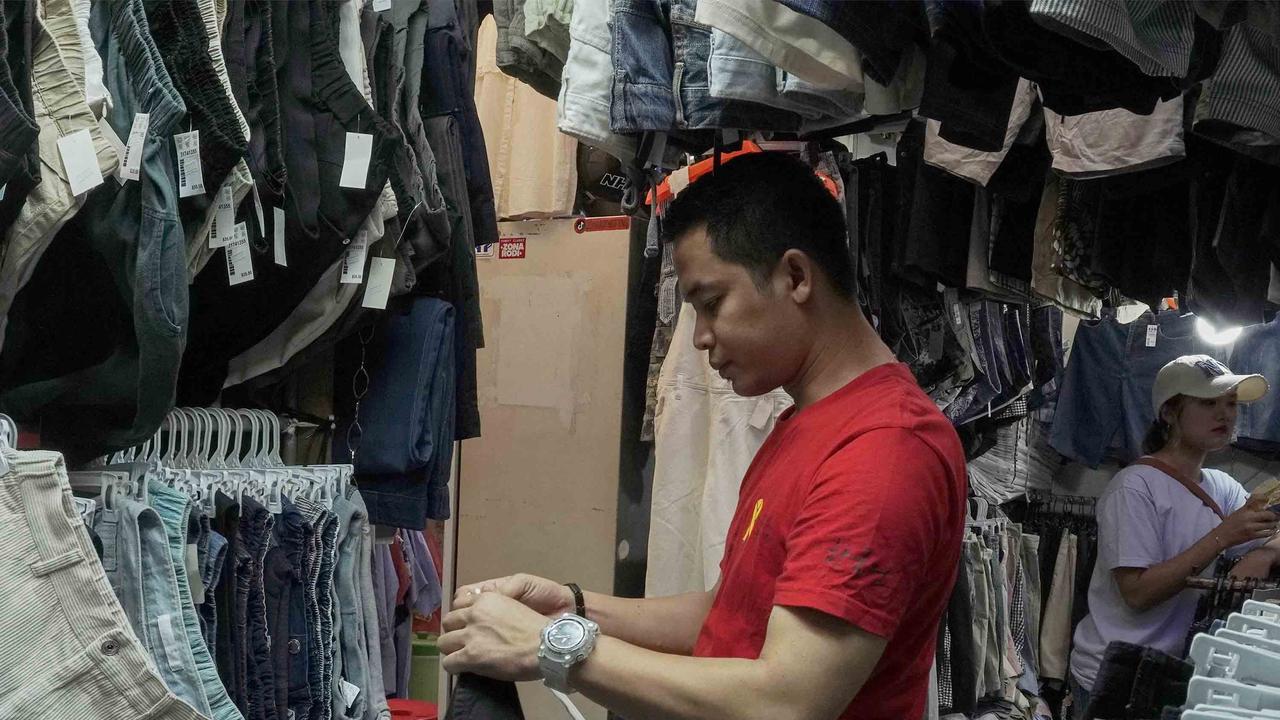 FOTO: Larangan Impor Pakaian Bekas Ilegal,  Pemerintah Dorong Pedagang Thrifting Beralih ke Produk Lokal