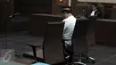 Panitera PTUN Medan, Syamsir Yusfan duduk lesu saat sidang vonis di Pengadilan Tipikor, Jakarta, Kamis (3/12/2015). Syamsir divonis tiga tahun penjara karena terbukti menerima suap sebanyak dua kali dengan total 2000 USD. (Liputan6.com/Helmi Afandi)