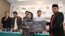 Ketua Pembina Yayasan Darul Rizky Pratama, Ermi Yusfa secara simbolis sumbangan saat penggalangan dana untuk Rohingya di kawasan Dharmawangsa, Jakarta, Senin (18/09). (Liputan6.com/Herman Zakharia)