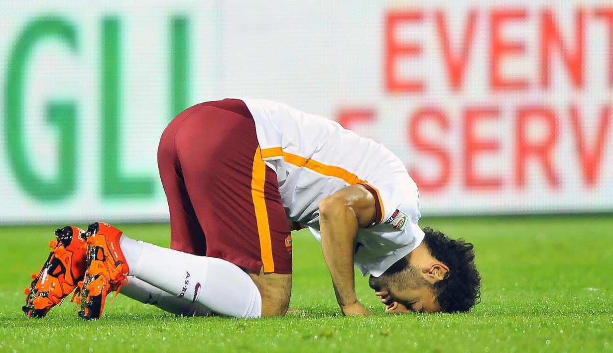 Ekspresi pemain AS Roma, Mohamed Salah setelah mencetak gol ke gawang Fiorentina dalam lanjutan Serie A Italia di Stadion Artemio Franchi, Florence, Senin (26/10/2015) dini hari WIB. (EPA/Maurizio Degl' Innocenti)