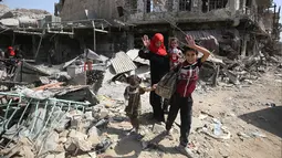 Warga sipil Irak bersama anak-anaknya saat mengungsi dari Kota Tua di Mosul, 1 Juli 2017. Dana Anak PBB (UNICEF) pada 29 Juni 2017, mengatakan ribuan anak telah terjebak di daerah yang masih dikuasai ISIS di pusat kota tua itu. (AHMAD AL-RUBAYE/AFP)