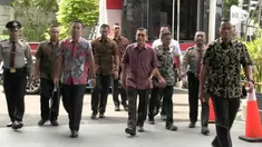 Mantan Wakil Presiden Boediono mendatangi gedung KPK. Boediono diperiksa dalam kasus Bank Century.