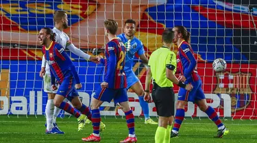 Pemain Barcelona Oscar Mingueza (kiri) melakukan selebrasi usai mencetak gol ke gawang Huesca pada pertandingan Liga Spanyol di Stadion Camp Nou, Barcelona, Spanyol, Senin (15/3/2021). Barcelona menang 4-1. (AP Photo/Joan Monfort)