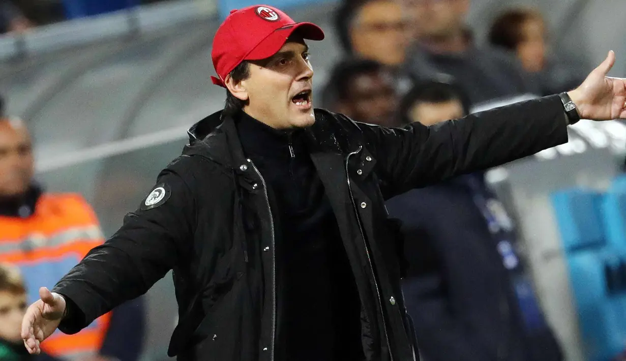 Pelatih AC Milan, Vicenzo Montella memberi intruksi pada pemainnya saat bertanding melawan Sassuolo pada lanjutan Liga Serie A Italia di Stadion Mapei di Reggio Emilia (5/11). Milan menang dengan skor 2-0 atas Sassuolo. (Elisabetta Baracchi / ANSA via AP)